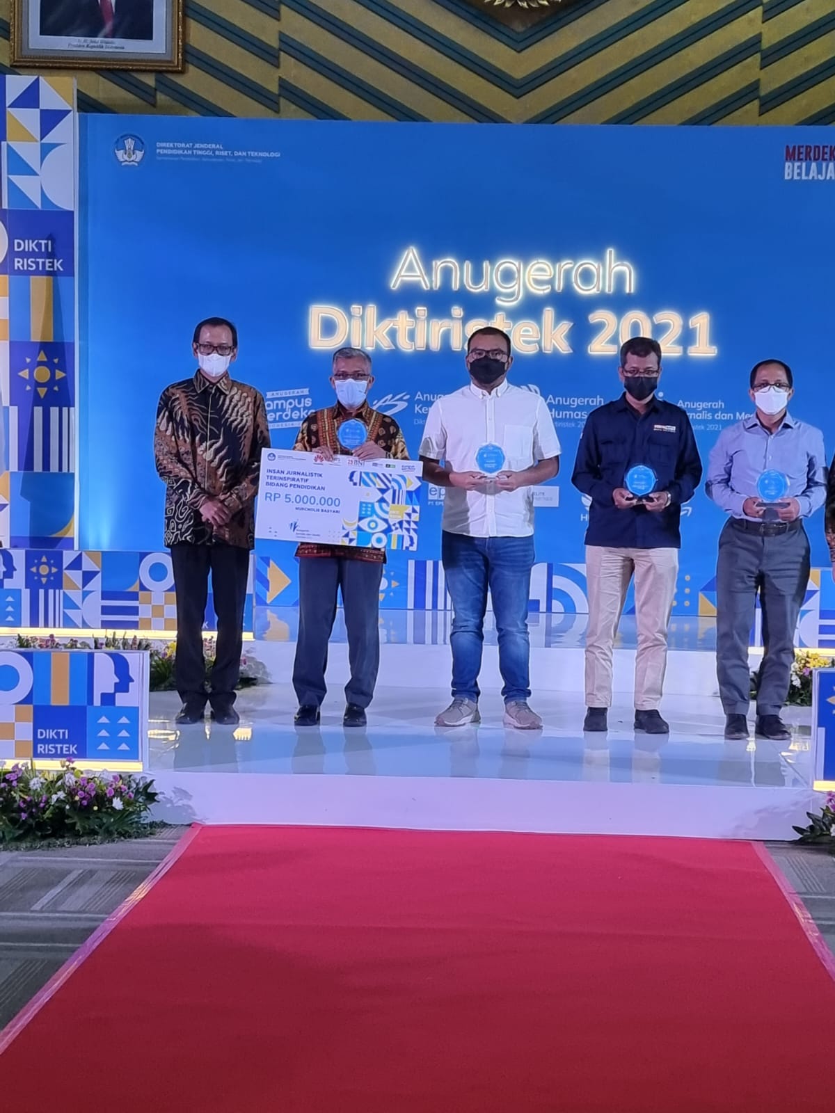 Nurcholis MA Basyari (kedua dari kiri) seusai menerima paket dan hadiah Anugerah Dikstiristk 2021 dari Plt Dirjen Diktiristek Kemendikbudristek Prof Nizam (paling kiri). Nurcholis mendapat penghargaan sebagai Insan Jurnalistik Terinspiratif Bidang Pendidikan.