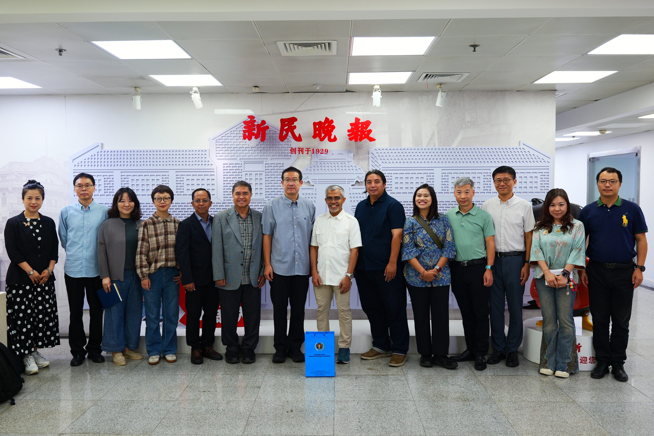 Delegasi Media Arus Utama Indonesia bersama jajaran pimpinan redaksi Xinmin Evening News (Shanghai United Media Group). Foto: Xinmin Evening News .